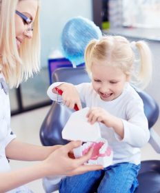 Lakowanie zębów u dzieci: czy warto zdecydować się na zabieg?