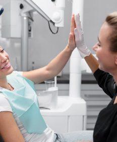 Fizjoterapia stomatologiczna – kiedy warto zgłosić się do fizjoterapeuty zamiast… lub oprócz dentysty?