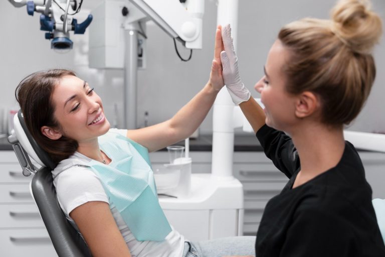 Fizjoterapia stomatologiczna – kiedy warto zgłosić się do fizjoterapeuty zamiast… lub oprócz dentysty?