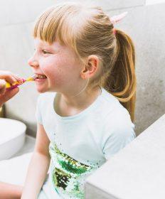 Fluoryzacja zębów u dzieci – co to jest, na czym polega i kiedy warto?